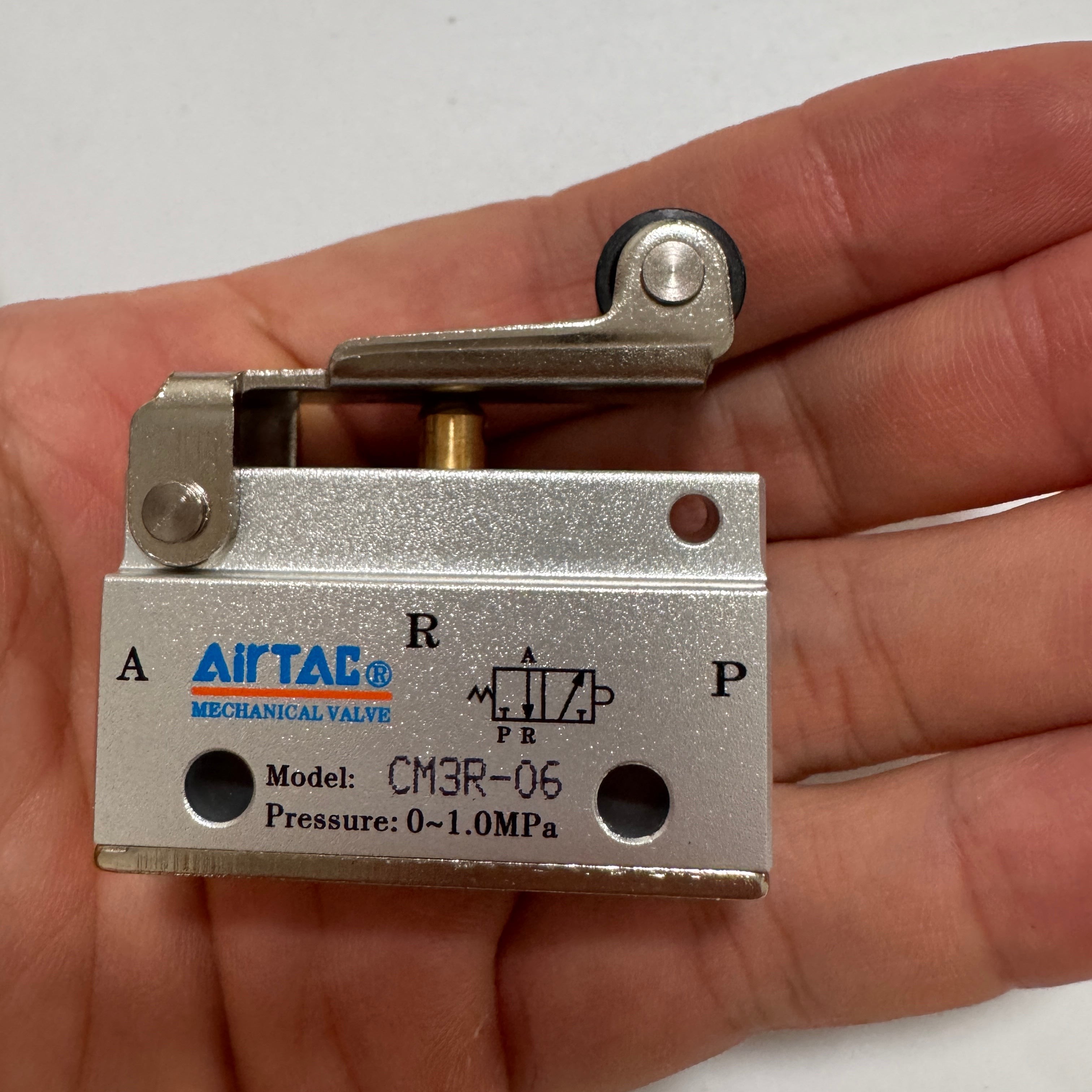 Ручной клапан AirTAC CM3R06