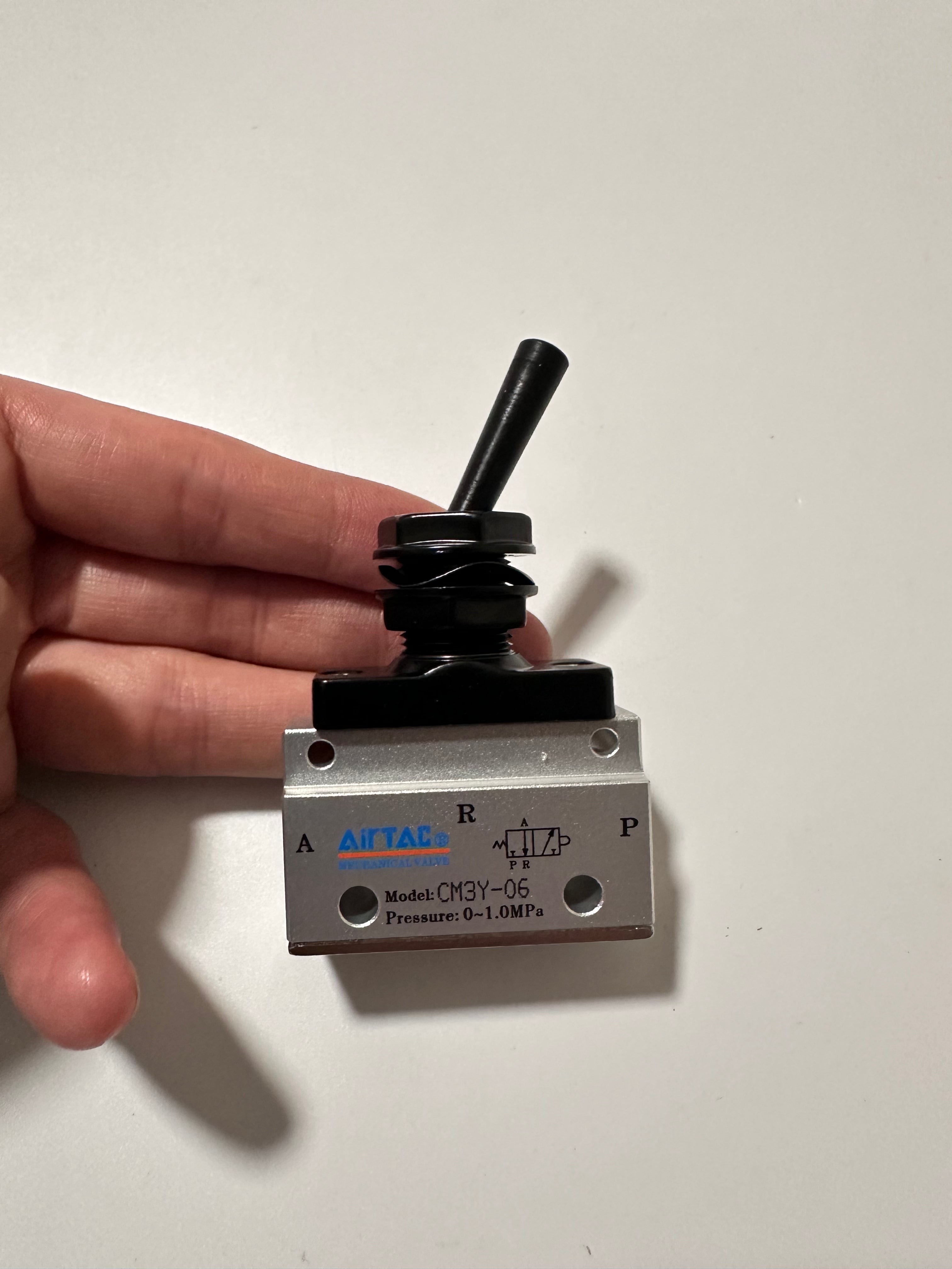 Ручной клапан AirTAC CM3Y06