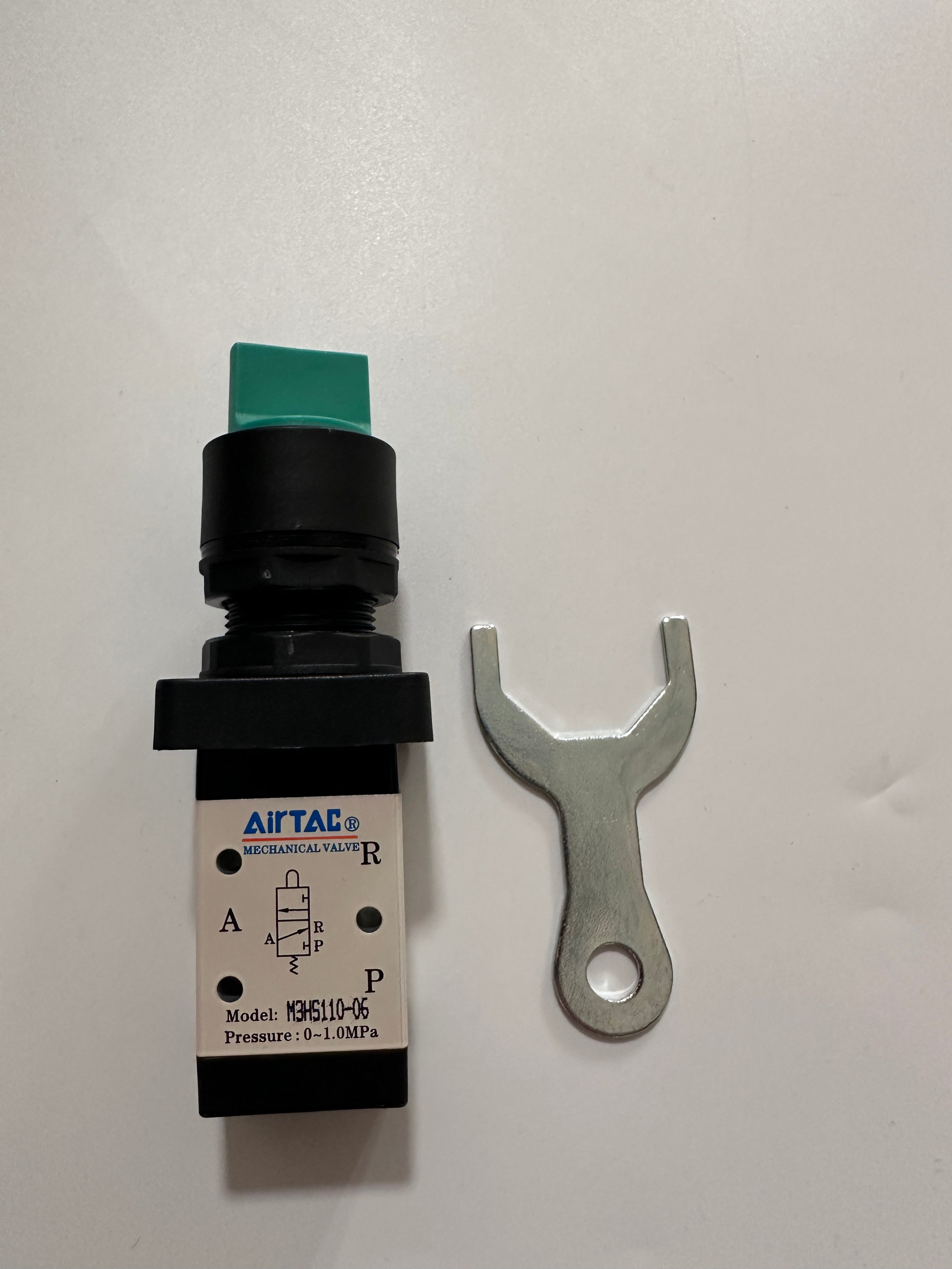 Ручной пневмоклапан 3/2 AirTAC M3HS11006G