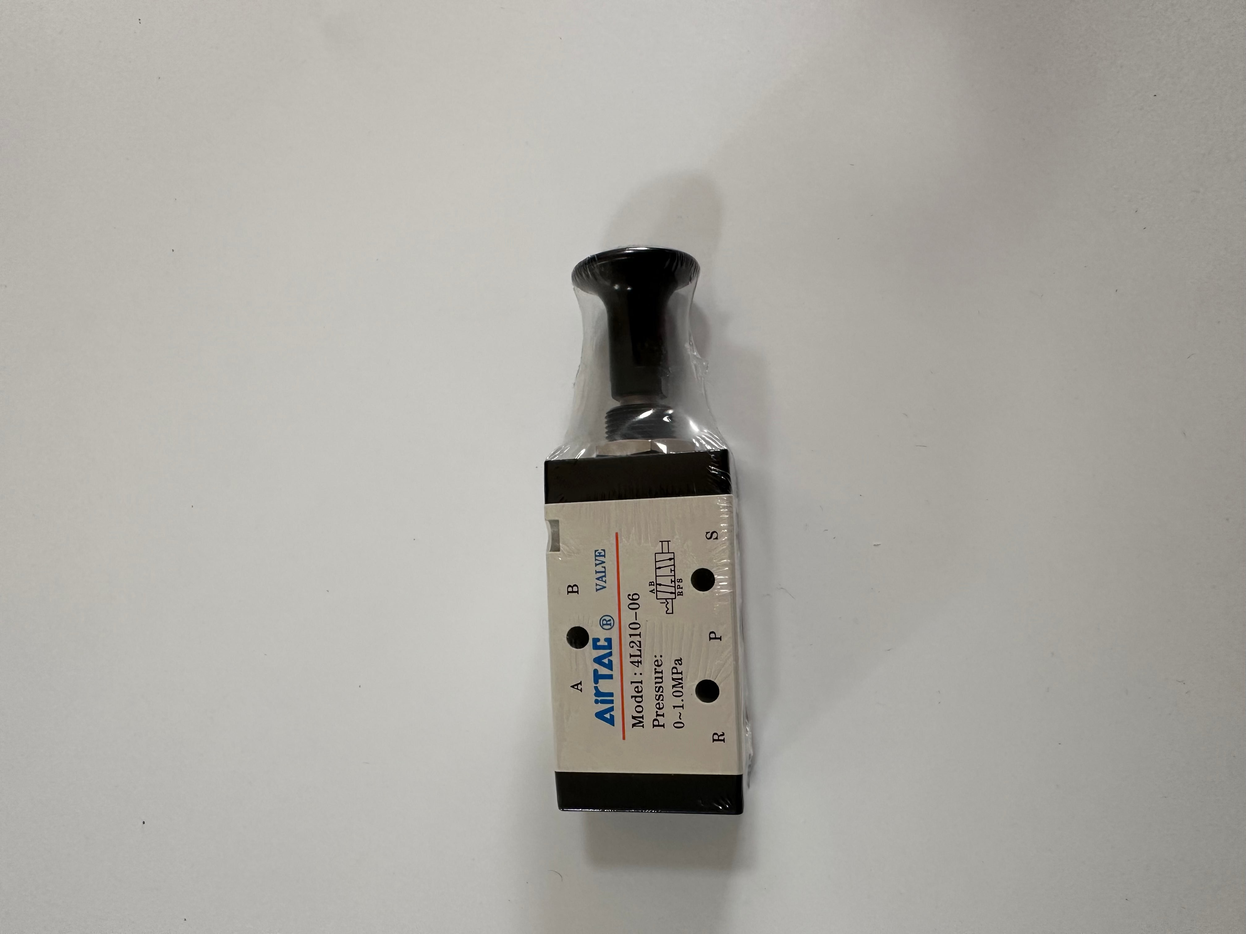 Ручной пневмоклапан AirTAC 4L210-06 (5/2)