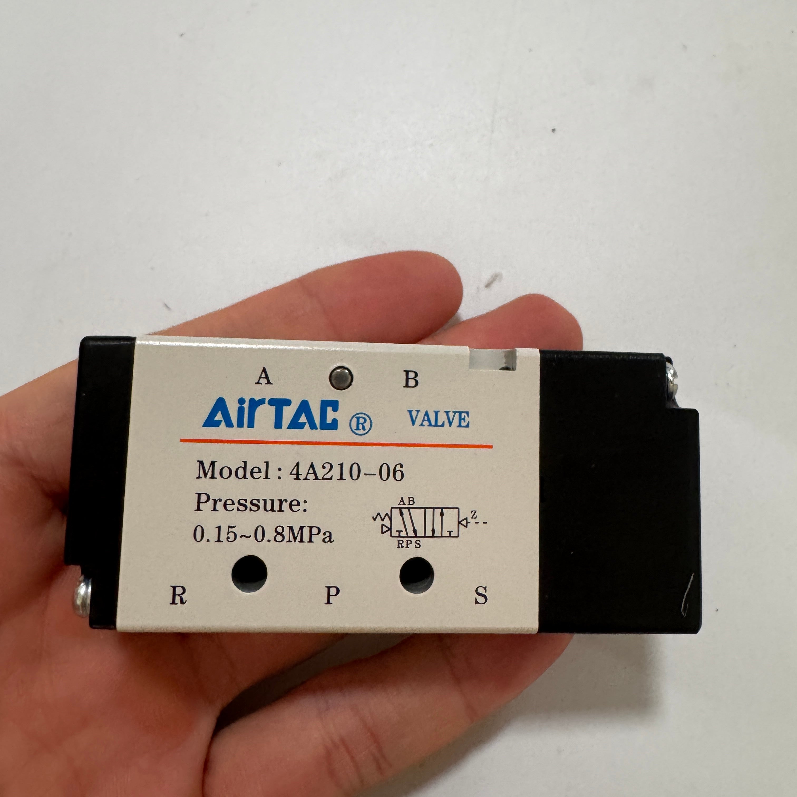 Пневмораспределитель AirTAC 4A210-06, арт. 4A21006, тип 5/2 и 5/3 пневмораспределитель с пневмоуправлением, серия 200 series — фото товара
