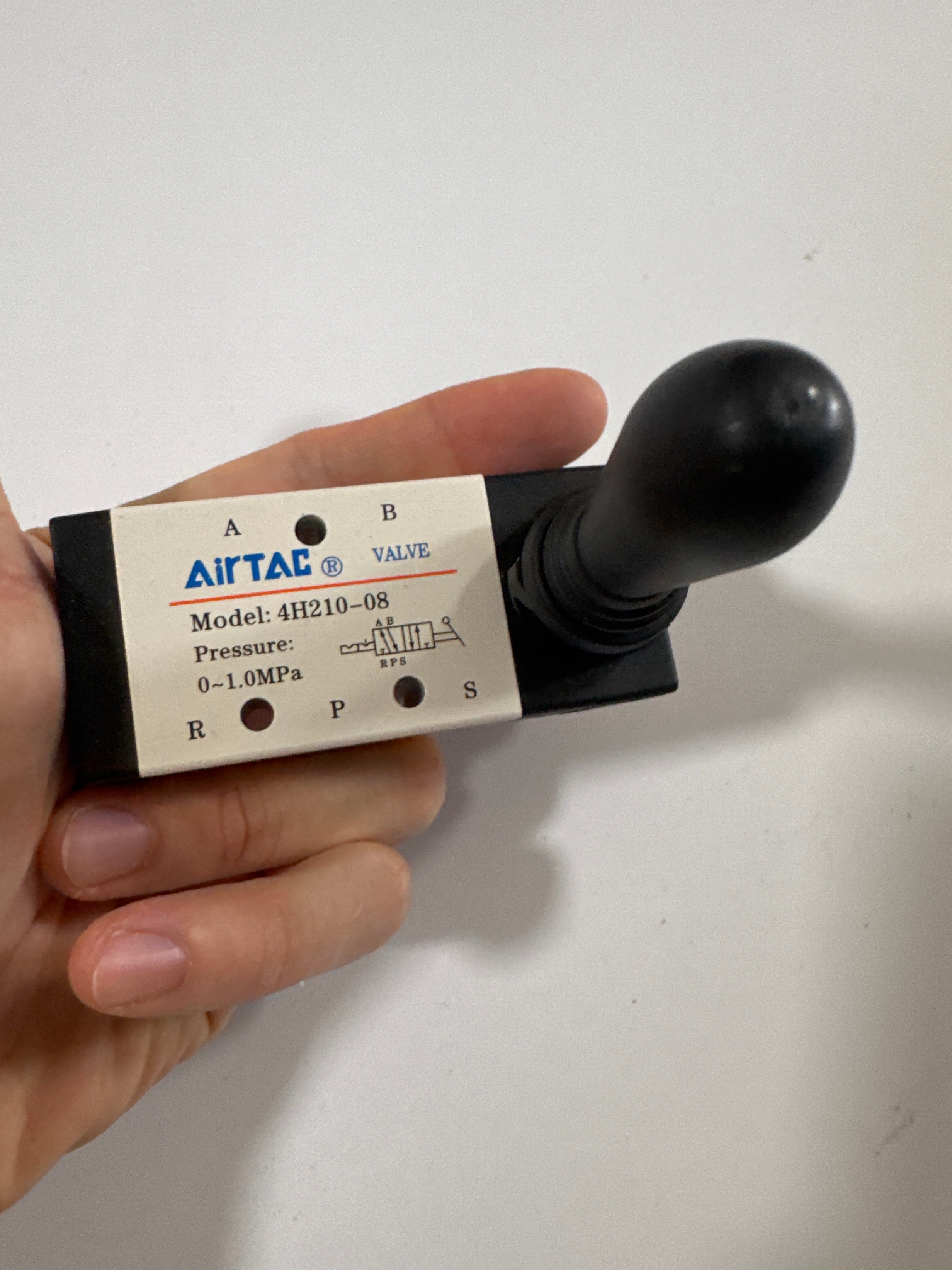 Пневмораспределитель ручной AirTAC 4H210-08