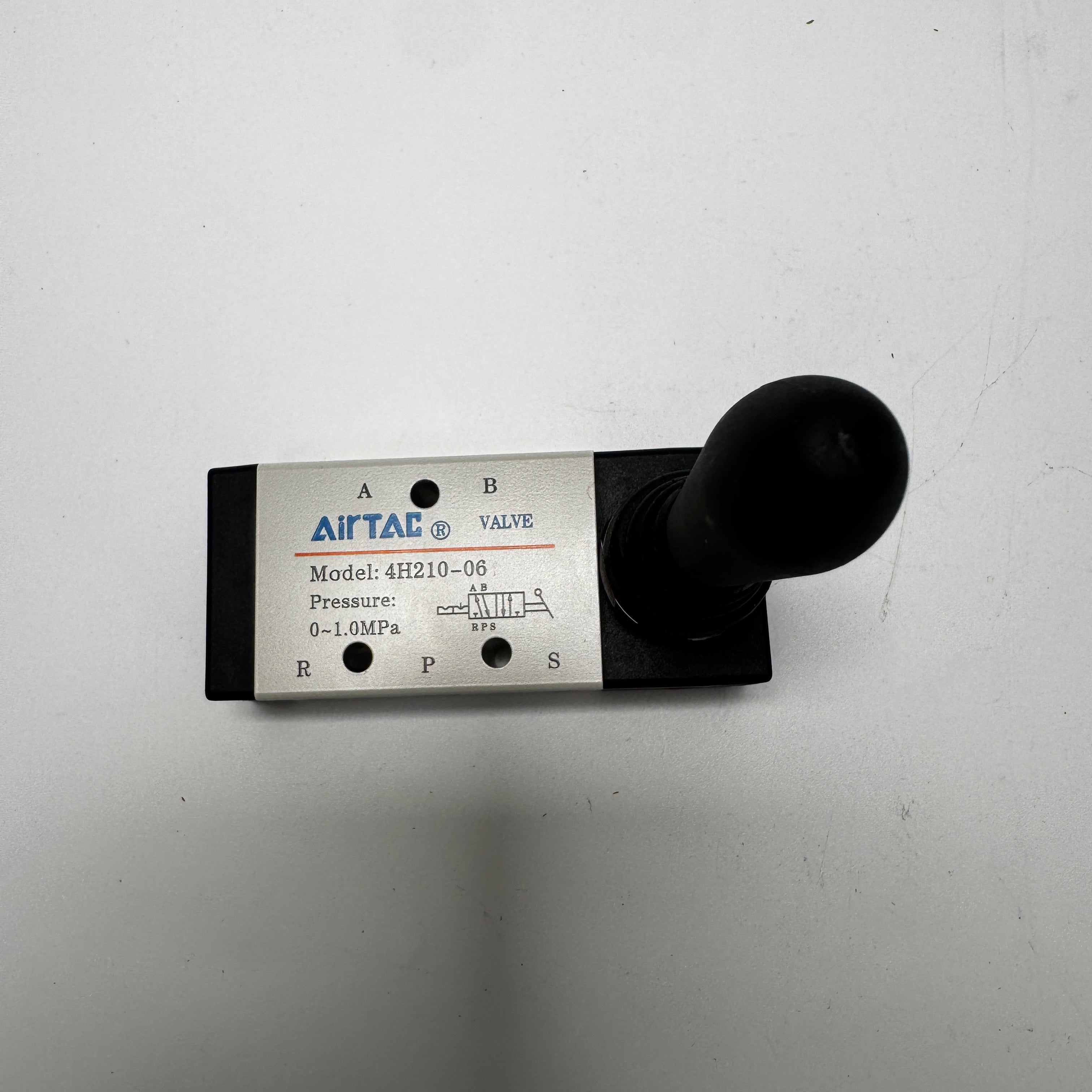 Пневмораспределитель ручной AirTAC 4H210-06